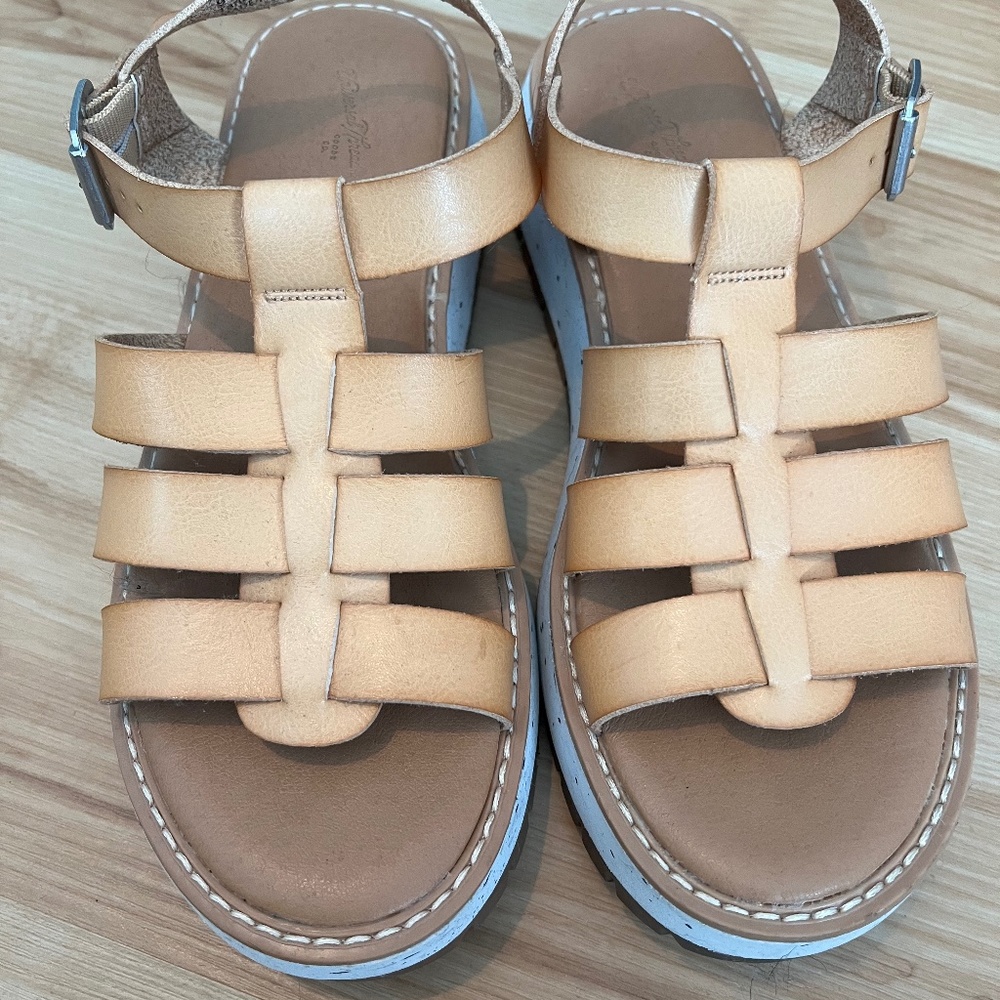 Universal Thread Fisherman Platform Sandals size 9
